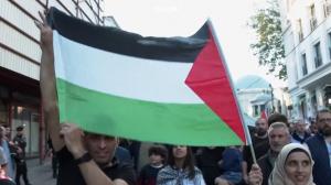 "Moarte Franţei, moarte Americii, moarte Israelului". Proteste violente în Orient după explozia din Gaza. Ambasadele, luate la ţintă