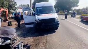 Şase persoane rănite, după ce un microbuz cu 18 copii a intrat în coliziune cu un autoturism. A fost activat Planul Roşu