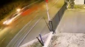 Momentul când cei doi soți din Cluj sunt loviți în plin și aruncați într-un cap de pod de șoferul de 24, care s-a urcat băut și drogat la volan