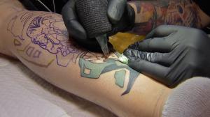 Tatuajele, noua modă printre români. Un desen pe piele poate ajunge și la 700 de euro
