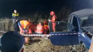 Mașina unei șoferițe, zdrobită de tren și târâtă pe șine zeci de metri, în Teleorman. Femeia de 75 de ani a murit