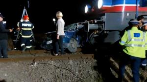 Mașina unei șoferițe, zdrobită de tren și târâtă pe șine zeci de metri, în Teleorman. Femeia de 75 de ani a murit