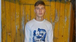 Răzvan a murit pe loc, aruncat din mașina ruptă în două într-un copac, pe un bulevard din Constanța. Tânărul avea doar 21 de ani
