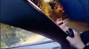 Un tânăr de 20 de ani din Suceava, oprit cu focuri de armă după ce a comis infracţiuni pe bandă rulantă. A furat o maşină, a urcat fără permis şi băut la volan