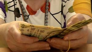 Plăţile cash, limitate de la 1 noiembrie. Măsurile fiscale vor afecta cel puţin 40% dintre români care nu dețin carduri bancare