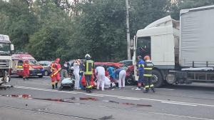 Șofer mort după un impact dezastruos cu două TIR-uri, pe un bulevard din Timișoara. O cameră de supraveghere a filmat accidentul înfiorător