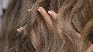 Atenţie, femei: În 2024 nu se mai poartă extensii de păr și gene false. Ce trenduri sunt la modă