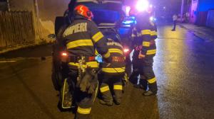 Accident cumplit în Petroşani. Trei adolescente de 13 şi 14 ani au ajuns la spital, după ce două maşini s-au ciocnit puternic