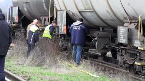 "Va trebui să facă curat, inclusiv să decoperteze". 25.000 de litri de motorină s-au scurs în sol, după ce un tren a deraiat la Arad. Mai multe traverse au fost rupte