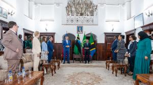 Klaus Iohannis a ajuns în Zanzibar. Cum au fost fotografiaţi preşedintele României şi soţia sa, Carmen. Turneul în Africa nu se termină aici