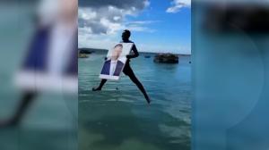 EXCLUSIV. Reacţia tinerilor din Tanzania care au sărit în apă cu portretul lui Iohannis. "România e o naţiune mare în lume"