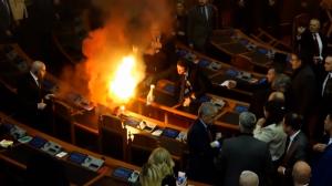 Opoziţia din Albania a protestat cu fumigene faţă de bugetul pe 2024. Un incendiu a izbucnit în plenul Parlamentului