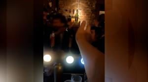 Un politician de extremă dreapta din Olanda, atacat cu o sticlă într-un bar, cu câteva zile înainte de alegeri