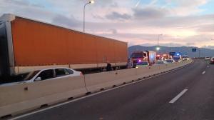 Accident grav pe centura Brașovului: Două persoane au fost rănite, printre care un copil, după ce un autobuz, un TIR și o mașină s-au ciocnit