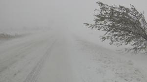 Furtuna de zăpadă din estul României a făcut prăpăd: 70.000 de oameni, rămaşi fără curent. Şcolile din 5 judeţe sunt închise