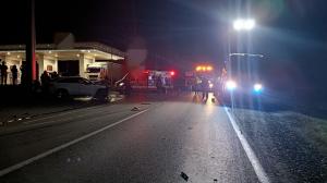 Accident grav în Suceava. Un autotren s-a răsturnat pe şosea, după ce a izbit din plin o maşină: două persoane rănite