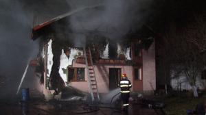 A ars de vie, după ce casa în care se afla a fost cuprinsă de flăcări. Femeia din Argeş aprinsese nişte candele în memoria soţului