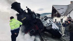 Accident violent cu Mocăniţa Moldoviţa. Trenul s-a răsturnat de pe şine, după ce a lovit o maşină care nu îi acordase prioritate