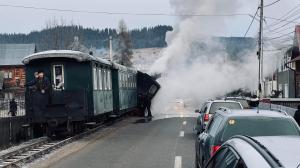Accident violent cu Mocăniţa Moldoviţa. Trenul s-a răsturnat de pe şine, după ce a lovit o maşină care nu îi acordase prioritate