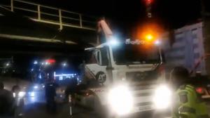 Un camionagiu de 61 de ani a intrat cu putere în limitatorul de înălţime al unui pasaj din Suceava. A fost amendat pentru imprudenţă