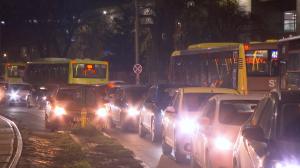 Febra cumpărăturilor a adus haosul în București. Traficul este paralizat de la primele ore și până seara târziu: 300 de metri se fac în mai bine de 45 de minute