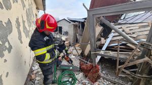 Explozie într-o casă din Prahova. O femeie de 80 de ani a fost prinsă sub dărâmături: victima, conştientă