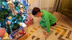 Moş Crăciun a fost la datorie pentru copiii cuminţi: A adus daruri, bucurii, magie şi multe zâmbete