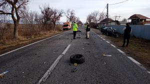 Șofer mort după ce a intrat cu mașina în TIR, pe un drum din Gorj. Bucăți din caroserie s-au împrăștiat pe șosea