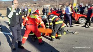 Femeie moartă după ce un şofer de 76 de ani a intrat cu maşina într-un cap de pod, în Vâlcea. A fost chemat elicopterul SMURD
