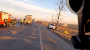 Filmul accidentului cumplit din Ialomiţa. Şoferul 22 de ani şi alte 2 persoane au murit pe loc, după ce o maşină s-a izbit frontal cu un TIR