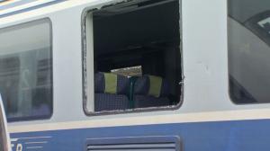 ANIMAŢIE. Pantograful unei locomotive s-a rupt şi a spart geamul vagonului. Trei studente au suferit răni la ochi