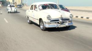 Havana, gazda unei spectaculoase parade a bijuteriilor pe patru roți. Mașinile clasice, o prezență comună în Cuba după embargoul impus de SUA