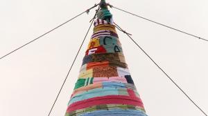 Un brad de 10 metri, făcut din fulare croşetate, a creat indignare în Târgu Mureş. Cum se apără organizatorii: Vor să doboare un record Guinness