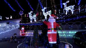 Crăciunul s-a mutat la ei acasă. Două familii din Cluj și Alba și-au decorat casele cu zeci de mii de beculețe, instalaţii luminoase și figurine gonflabile
