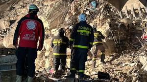 Pompierii români, salvatori din nou. Au scos o femeie de 60 de ani în viață de sub dărâmături, în Turcia