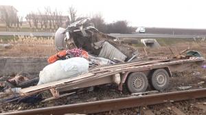 A murit pe scaunul din dreapta, după ce mașina în care se afla a fost lovită de tren, în Arad