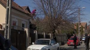 Americanul care a făcut circ pe o casă din Cluj a fost reinternat la psihiatrie. Fusese externat abia cu o zi înainte de scandal