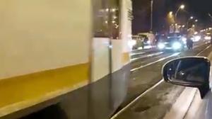 BMW blocat pe șina de tramvai în Rahova. Șoferul a vrut să evite statul în coloană, dar a omis bordura