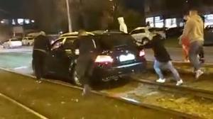 BMW blocat pe șina de tramvai în Rahova. Șoferul a vrut să evite statul în coloană, dar a omis bordura