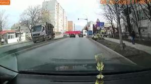 Momentul dramatic când remorca încărcată a unui camion cu bușteni se răstoarnă peste trecători, în Pașcani. Trei persoane au fost rănite