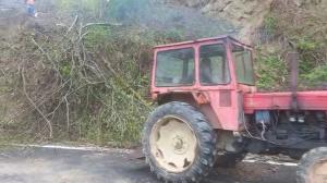 O alunecare de teren a blocat din nou traficul pe Valea Oltului. Mai mulți copaci și bolovani s-au prăvălit pe șosea