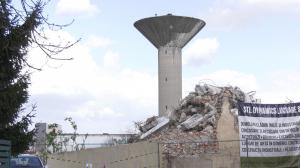 "Am avut mari emoţii, casa noastră este chiar lângă". Turn de apă din Oradea de peste 30 de metri, pus la pământ de o explozie controlată