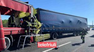 Un şofer român de TIR a murit în cabina zdrobită, după un accident înfiorător pe autostrada A4, în Italia. A intrat în plin într-un alt camion