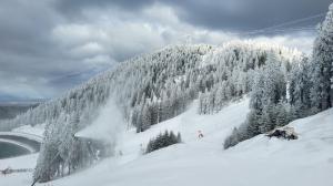 Risc major de avalanșe în Munţii Făgăraș și Parâng-Șureanu. La Bâlea Lac, zăpada este de aproape 3 metri și ninge în continuare