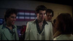 Faimosul costum purtat de John Travolta în filmul "Saturday Night Fever"  va fi scos la licitaţie. Prețul la care este estimat