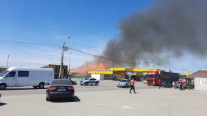 Un incendiu puternic a izbucnit la un service auto şi la un depozit din Neamţ. Pompierii împiedică extinderea flăcărilor spre o benzinărie din apropiere