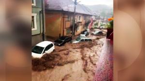 "Mai mult decât o apocalipsă". Potopul căzut din cer a făcut prăpăd în vestul țării. Casele s-au umplut de apă și nămol, iar pe străzi mașinile au fost luate pe sus