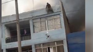 Îngerul căţeilor: Un bărbat din Peru a salvat zeci de animale de la moarte, după ce clădirea în care se aflau a luat foc
