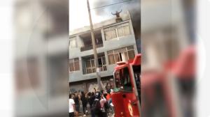 Îngerul căţeilor: Un bărbat din Peru a salvat zeci de animale de la moarte, după ce clădirea în care se aflau a luat foc