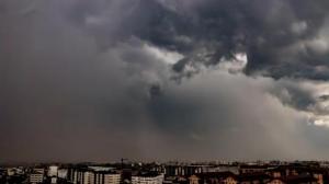 18 județe intră de la ora 15.00 sub avertizare cod galben de ploi torențiale, grindină și vijelii. ANM anunță patru zile de caniculă, inclusiv în București